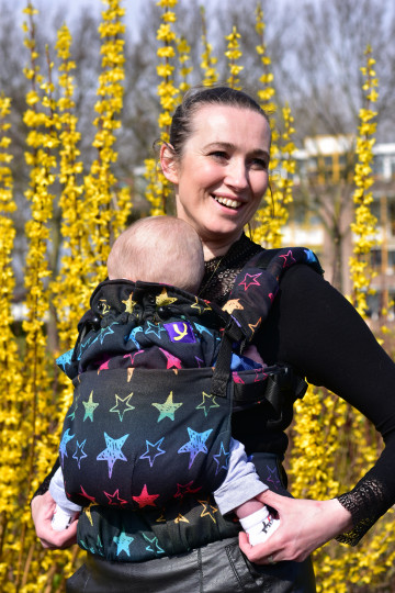 Yaro Hug Carrier Stellar Art Rainbow Black